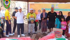 Kepala Dinas Perumahan, Kawasan Permukiman dan Pertanahan (Perkimtam) Kabupaten Seruyan, H. Albidinor, SP, M.Si mendampingi Wakil Bupati Seruya n, saat proses penyerahan bantuan kepada korban kebakaran beberapa waktu lalu.