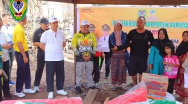 Kepala Dinas Perumahan, Kawasan Permukiman dan Pertanahan (Perkimtam) Kabupaten Seruyan, H. Albidinor, SP, M.Si mendampingi Wakil Bupati Seruya n, saat proses penyerahan bantuan kepada korban kebakaran beberapa waktu lalu.