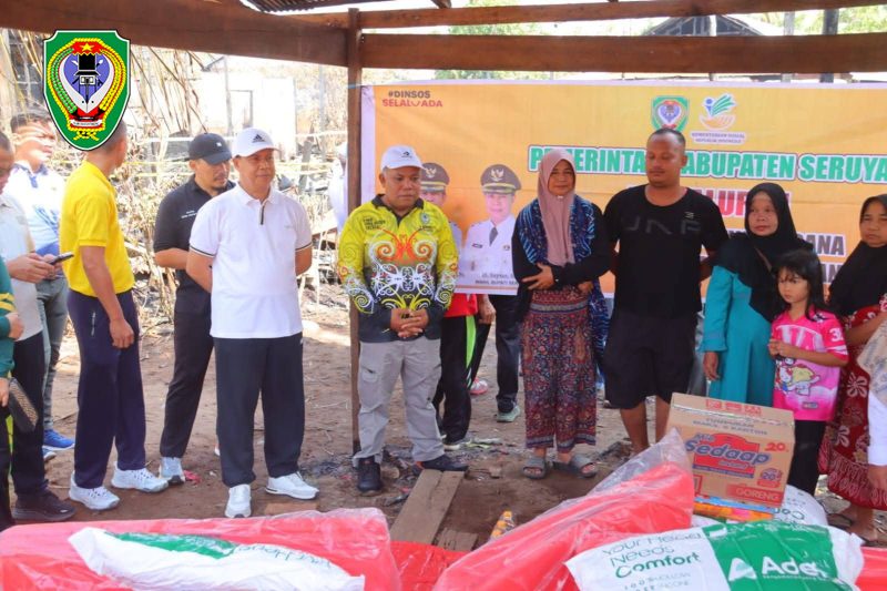 Kepala Dinas Perumahan, Kawasan Permukiman dan Pertanahan (Perkimtam) Kabupaten Seruyan, H. Albidinor, SP, M.Si mendampingi Wakil Bupati Seruya n, saat proses penyerahan bantuan kepada korban kebakaran beberapa waktu lalu.