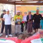 Kepala Dinas Perumahan, Kawasan Permukiman dan Pertanahan (Perkimtam) Kabupaten Seruyan, H. Albidinor, SP, M.Si mendampingi Wakil Bupati Seruya n, saat proses penyerahan bantuan kepada korban kebakaran beberapa waktu lalu.