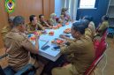 Plt Sekda Seruyan, dr. Bacrun Abbas, bersama OPD terkait saat mengikuti Rapat Koordinasi (Rakor) Pengendalian Inflasi Daerah secara virtual di Ruang Rapat Asisten Sekretariat Daerah Kabupaten Seruyan, Senin (7/9).