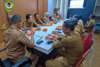 Plt Sekda Seruyan, dr. Bacrun Abbas, bersama OPD terkait saat mengikuti Rapat Koordinasi (Rakor) Pengendalian Inflasi Daerah secara virtual di Ruang Rapat Asisten Sekretariat Daerah Kabupaten Seruyan, Senin (7/9).