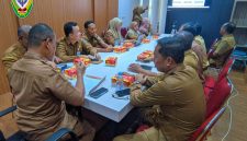 Plt Sekda Seruyan, dr. Bacrun Abbas, bersama OPD terkait saat mengikuti Rapat Koordinasi (Rakor) Pengendalian Inflasi Daerah secara virtual di Ruang Rapat Asisten Sekretariat Daerah Kabupaten Seruyan, Senin (7/9).