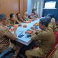 Plt Sekda Seruyan, dr. Bacrun Abbas, bersama OPD terkait saat mengikuti Rapat Koordinasi (Rakor) Pengendalian Inflasi Daerah secara virtual di Ruang Rapat Asisten Sekretariat Daerah Kabupaten Seruyan, Senin (7/9).