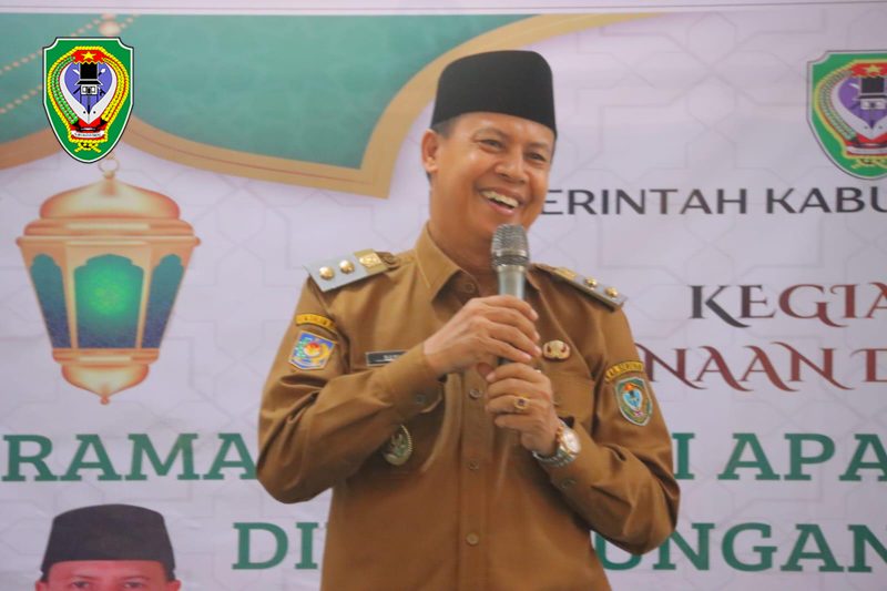 Wakil Bupati Seruyan H. Supian, S.Ag. saat menyampaikan sambutannya pada kegiatan Siraman Rohani ASN di lingkungan Pemerintah Kabupaten Seruyan di Masjid Agung Nurul Yaqin Kuala Pembuang, Senin (7/9).