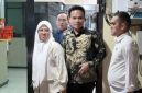 Bupati Kabupaten Gowa Sitti Husniah Talenrang (kiri) didampingi kuasa hukum serta penyidik usai menjalani pemeriksaan sebagai saksi atas kasus dugaan tindak pidana korupsi pengadaan seragam sekolah SD dan SMP dengan anggaran APBD 2025 senilai Rp16 miliar di depan Kantor Subdit III Tindak Pidana Korupsi Direktorat Reserse Kriminal Khusus Polda Sulsel, Rabu (29/7/2026) malam [SuaraSulsel.id/ANTARA]
