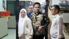 Bupati Kabupaten Gowa Sitti Husniah Talenrang (kiri) didampingi kuasa hukum serta penyidik usai menjalani pemeriksaan sebagai saksi atas kasus dugaan tindak pidana korupsi pengadaan seragam sekolah SD dan SMP dengan anggaran APBD 2025 senilai Rp16 miliar di depan Kantor Subdit III Tindak Pidana Korupsi Direktorat Reserse Kriminal Khusus Polda Sulsel, Rabu (29/7/2026) malam [SuaraSulsel.id/ANTARA]
