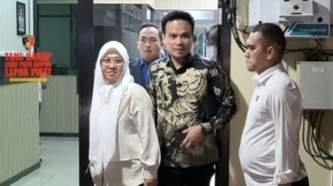 Bupati Kabupaten Gowa Sitti Husniah Talenrang (kiri) didampingi kuasa hukum serta penyidik usai menjalani pemeriksaan sebagai saksi atas kasus dugaan tindak pidana korupsi pengadaan seragam sekolah SD dan SMP dengan anggaran APBD 2025 senilai Rp16 miliar di depan Kantor Subdit III Tindak Pidana Korupsi Direktorat Reserse Kriminal Khusus Polda Sulsel, Rabu (29/7/2026) malam [SuaraSulsel.id/ANTARA]
