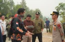 Bupati erius mendengarkan penjelasan kabid kedaruratan dan logistik, Rizali Hadi, S.Sos