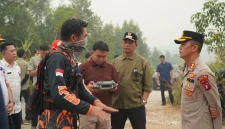 Bupati erius mendengarkan penjelasan kabid kedaruratan dan logistik, Rizali Hadi, S.Sos