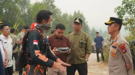 Bupati erius mendengarkan penjelasan kabid kedaruratan dan logistik, Rizali Hadi, S.Sos
