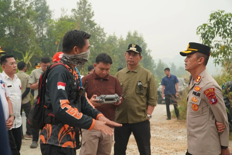 Bupati erius mendengarkan penjelasan kabid kedaruratan dan logistik, Rizali Hadi, S.Sos