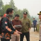 Bupati erius mendengarkan penjelasan kabid kedaruratan dan logistik, Rizali Hadi, S.Sos