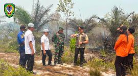 Kepala BPBD Kabupaten Seruyan, Agus Supriadi, S.Pi., M.M., saat turun ke lapangan untuk penanganan karhutla 