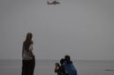 Helikopter Basarnas bersiap mendarat saat hari keempat operasi pencarian jurnalis dan awak kapal yang hilang kontak di Carita, Pandeglang, Banten, Jumat (11/9/2026). [ANTARA FOTO/Aditya Pradana Putra/wsj] 