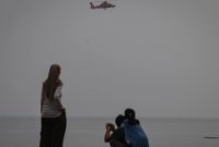 Helikopter Basarnas bersiap mendarat saat hari keempat operasi pencarian jurnalis dan awak kapal yang hilang kontak di Carita, Pandeglang, Banten, Jumat (11/9/2026). [ANTARA FOTO/Aditya Pradana Putra/wsj] 