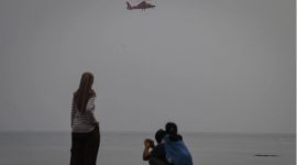 Helikopter Basarnas bersiap mendarat saat hari keempat operasi pencarian jurnalis dan awak kapal yang hilang kontak di Carita, Pandeglang, Banten, Jumat (11/9/2026). [ANTARA FOTO/Aditya Pradana Putra/wsj] 