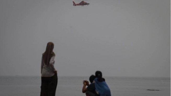 Helikopter Basarnas bersiap mendarat saat hari keempat operasi pencarian jurnalis dan awak kapal yang hilang kontak di Carita, Pandeglang, Banten, Jumat (11/9/2026). [ANTARA FOTO/Aditya Pradana Putra/wsj] 