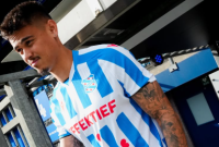 Mees Hilgers Resmi Berseragam Heerenveen, Nomor 2 dan Tantangan Baru Menanti. Instagram @scheerenveenofficial