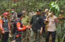 Foto Bupati Barito Utara H. Shalahuddin bersama Wakil Bupati Felix Soenadi Y. Tingan turun langsung ke lokasi untuk memantau kondisi