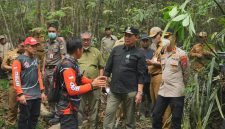 Foto Bupati Barito Utara H. Shalahuddin bersama Wakil Bupati Felix Soenadi Y. Tingan turun langsung ke lokasi untuk memantau kondisi