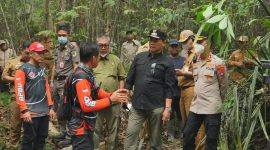 Foto Bupati Barito Utara H. Shalahuddin bersama Wakil Bupati Felix Soenadi Y. Tingan turun langsung ke lokasi untuk memantau kondisi