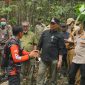 Foto Bupati Barito Utara H. Shalahuddin bersama Wakil Bupati Felix Soenadi Y. Tingan turun langsung ke lokasi untuk memantau kondisi