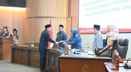Ketua Fraksi Kebangkitan Bangsa(PKB) H Paramana Setiawan saat memberikan tangganapn di paripurna (Dadang Hardiwan)

Artikel ini adalah bagian dari Mitra Promedia Group dan sudah tayang dengan judul 