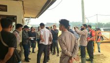 Puluhan warga yang tergabung sebagai pemilik lahan mengambil alih area perkebunan kelapa sawit seluas 1.731 hektare yang selama ini dikelola oleh PT Antang Ganda Utama (AGU)