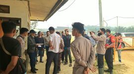 Puluhan warga yang tergabung sebagai pemilik lahan mengambil alih area perkebunan kelapa sawit seluas 1.731 hektare yang selama ini dikelola oleh PT Antang Ganda Utama (AGU)