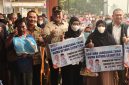 Penyerahan bantuan pangan dari Gubernur Kalteng serta penyerahan bantuan dana dari program Kartu Huma Betang Sejahtera (KHBS) di halaman Kantor Kecamatan Murung di Puruk Cahu, Minggu (20/9/2026).