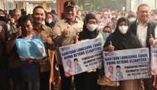 Penyerahan bantuan pangan dari Gubernur Kalteng serta penyerahan bantuan dana dari program Kartu Huma Betang Sejahtera (KHBS) di halaman Kantor Kecamatan Murung di Puruk Cahu, Minggu (20/9/2026).
