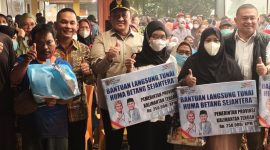 Penyerahan bantuan pangan dari Gubernur Kalteng serta penyerahan bantuan dana dari program Kartu Huma Betang Sejahtera (KHBS) di halaman Kantor Kecamatan Murung di Puruk Cahu, Minggu (20/9/2026).