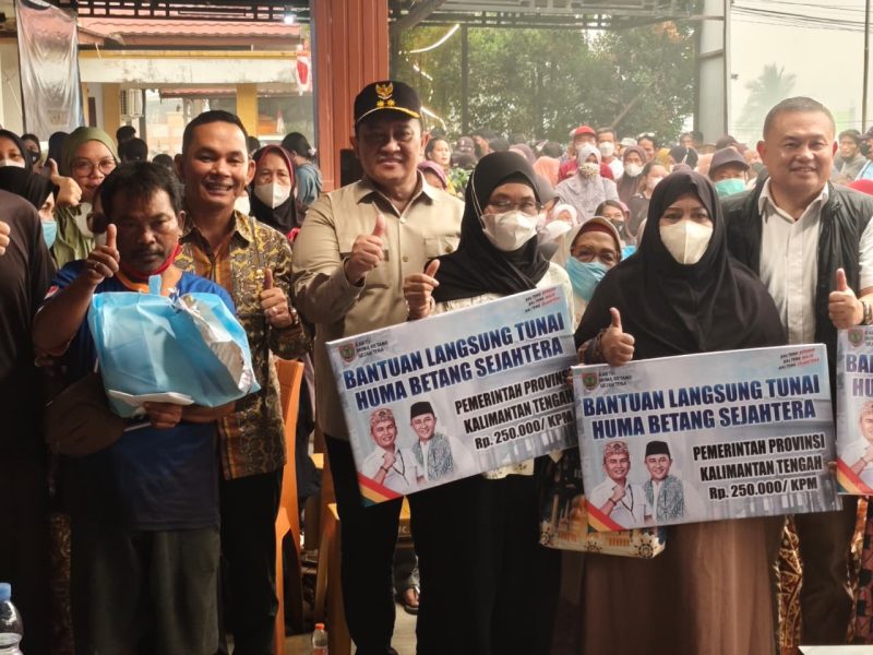 Penyerahan bantuan pangan dari Gubernur Kalteng serta penyerahan bantuan dana dari program Kartu Huma Betang Sejahtera (KHBS) di halaman Kantor Kecamatan Murung di Puruk Cahu, Minggu (20/9/2026).