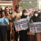 Penyerahan bantuan pangan dari Gubernur Kalteng serta penyerahan bantuan dana dari program Kartu Huma Betang Sejahtera (KHBS) di halaman Kantor Kecamatan Murung di Puruk Cahu, Minggu (20/9/2026).