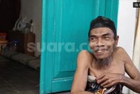 Suwarno, warga Kampung Jogoyudan, Yogyakarta, hidup sebatang kara yang tercatat desil 10 (Suara.com/Hiskia) 