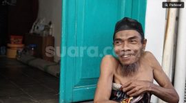Suwarno, warga Kampung Jogoyudan, Yogyakarta, hidup sebatang kara yang tercatat desil 10 (Suara.com/Hiskia) 
