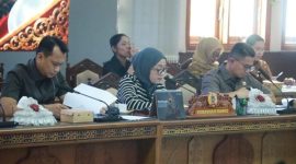 Wakil Ketua I DPRD Provinsi Kalteng Riska Agustin, Wakil Ketua II Muhammad Ansyari dan Wakil Ketua III Junaidi pada Rapat Banmus DPRD Provinsi Kalteng bersama Tim Pemprov Kalteng, Senin (8/6/2026). Foto:Itulah.com





