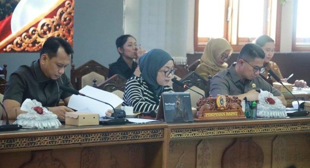 Wakil Ketua I DPRD Provinsi Kalteng Riska Agustin, Wakil Ketua II Muhammad Ansyari dan Wakil Ketua III Junaidi pada Rapat Banmus DPRD Provinsi Kalteng bersama Tim Pemprov Kalteng, Senin (8/6/2026). Foto:Itulah.com





