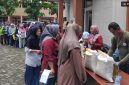 Ratusan Warga Kelurahan Harapanjaya, Cibinong, Bogor mengantre Bantuan Pangan (Banpang) dari Pemerintah [Andi Ahmad/Suara.com] 