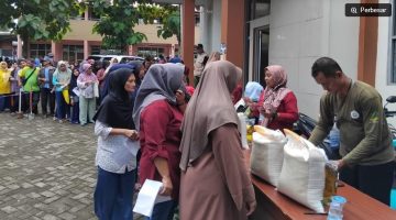 Ratusan Warga Kelurahan Harapanjaya, Cibinong, Bogor mengantre Bantuan Pangan (Banpang) dari Pemerintah [Andi Ahmad/Suara.com] 
