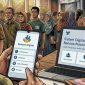 Ilustrasi digitalisasi bansos. (Suara.com/Syahda) 