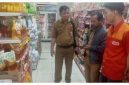 Harmito Kepala DKUKMPP Barsel saat berada di Alfamart untuk mengecek merek beras yang tidak standart, Selasa (29/9/2026). Foto. Alifansyah/1tulah.com