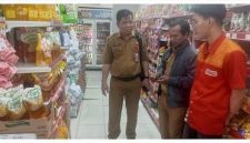 Harmito Kepala DKUKMPP Barsel saat berada di Alfamart untuk mengecek merek beras yang tidak standart, Selasa (29/9/2026). Foto. Alifansyah/1tulah.com