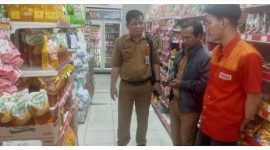 Harmito Kepala DKUKMPP Barsel saat berada di Alfamart untuk mengecek merek beras yang tidak standart, Selasa (29/9/2026). Foto. Alifansyah/1tulah.com