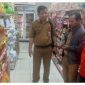 Harmito Kepala DKUKMPP Barsel saat berada di Alfamart untuk mengecek merek beras yang tidak standart, Selasa (29/9/2026). Foto. Alifansyah/1tulah.com