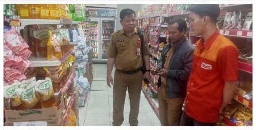 Harmito Kepala DKUKMPP Barsel saat berada di Alfamart untuk mengecek merek beras yang tidak standart, Selasa (29/9/2026). Foto. Alifansyah/1tulah.com