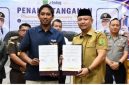 Kepala Perum Bulog Cabang Buntok, Faris Jaya Permana (sebelah kiri) dan Bupati Barsel, Eddy Raya Samsuri (sebelah kanan) berfoto bersama usai penandatanganan MoU selesai, bertempat di Aula Kantor Bupati setempat. Selasa (19/5/2026). Foto. Alifansyah/1tulah.com