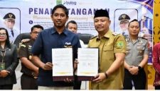 Kepala Perum Bulog Cabang Buntok, Faris Jaya Permana (sebelah kiri) dan Bupati Barsel, Eddy Raya Samsuri (sebelah kanan) berfoto bersama usai penandatanganan MoU selesai, bertempat di Aula Kantor Bupati setempat. Selasa (19/5/2026). Foto. Alifansyah/1tulah.com