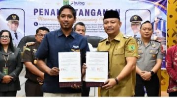Kepala Perum Bulog Cabang Buntok, Faris Jaya Permana (sebelah kiri) dan Bupati Barsel, Eddy Raya Samsuri (sebelah kanan) berfoto bersama usai penandatanganan MoU selesai, bertempat di Aula Kantor Bupati setempat. Selasa (19/5/2026). Foto. Alifansyah/1tulah.com